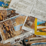 Verschiedene Postkarten übereinander gestapelt